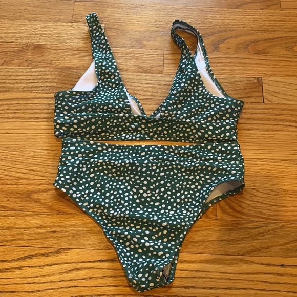 Green bikini - Picture 2 of 5